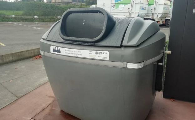 Gijón estudia cambiar la tapa de sus contenedores de basura por el aluvión de quejas
