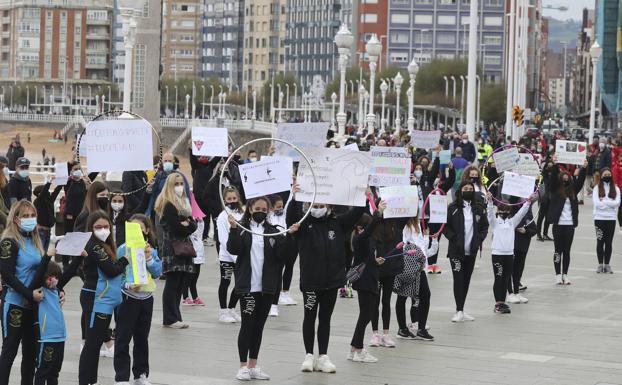 El deporte asturiano sale a la calle para pedir que los jóvenes puedan competir