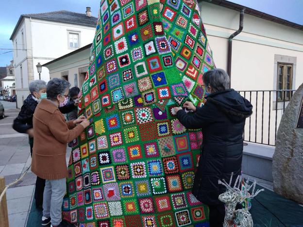 Las vecinas de Boal tejen la Navidad