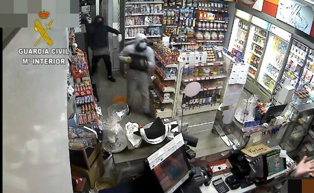 Detenidos dos miembros más de la 'banda del Seat' implicados en robos violentos