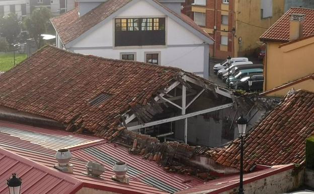 Se derrumba parte del techo de la antigua fábrica de Remo en Candás