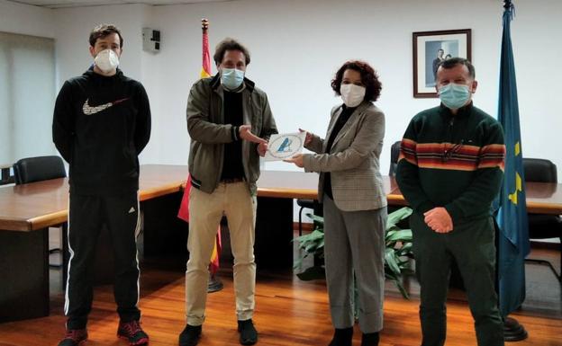 Un sello avala la calidad de las instalaciones deportivas de El Franco