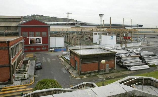 La Audiencia Nacional admite a trámite la querella contra Alcoa por la venta de las plantas en Avilés y A Coruña