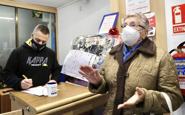 Lotería de Navidad 2020 | Ludivina, una gijonesa premiada con ocho décimos que compró en el día del funeral de su marido