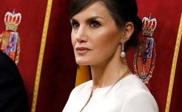 La reina Letizia repite su vestido blanco más aplaudido de este 2020