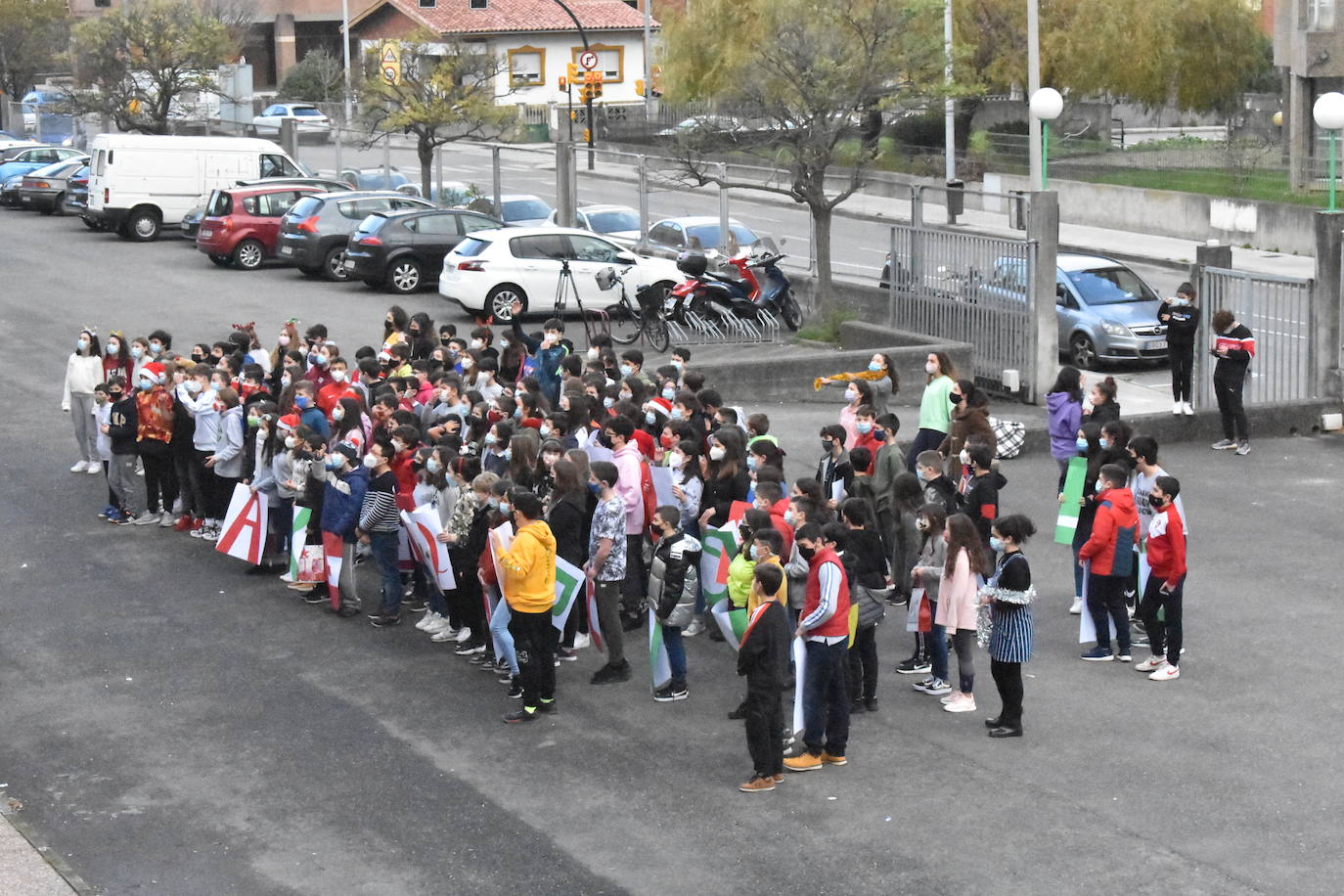 El emotivo baile de los chavales del Montevil para sus mayores