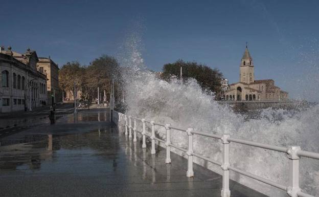 Tiempo en Asturias: El Principado, en alerta roja por fuerte oleaje