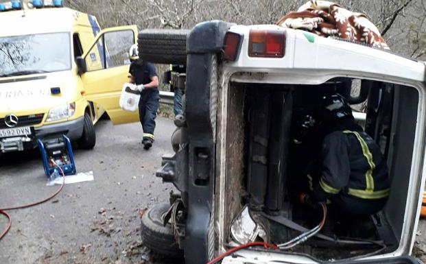 Dos heridos al salirse de la vía y volcar en la AS-261, en Amieva