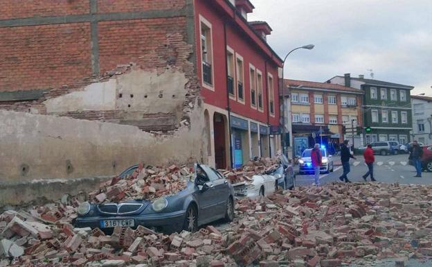 El temporal derriba el muro del antiguo cine Patagonia de Miranda y sepulta varios vehículos en Avilés