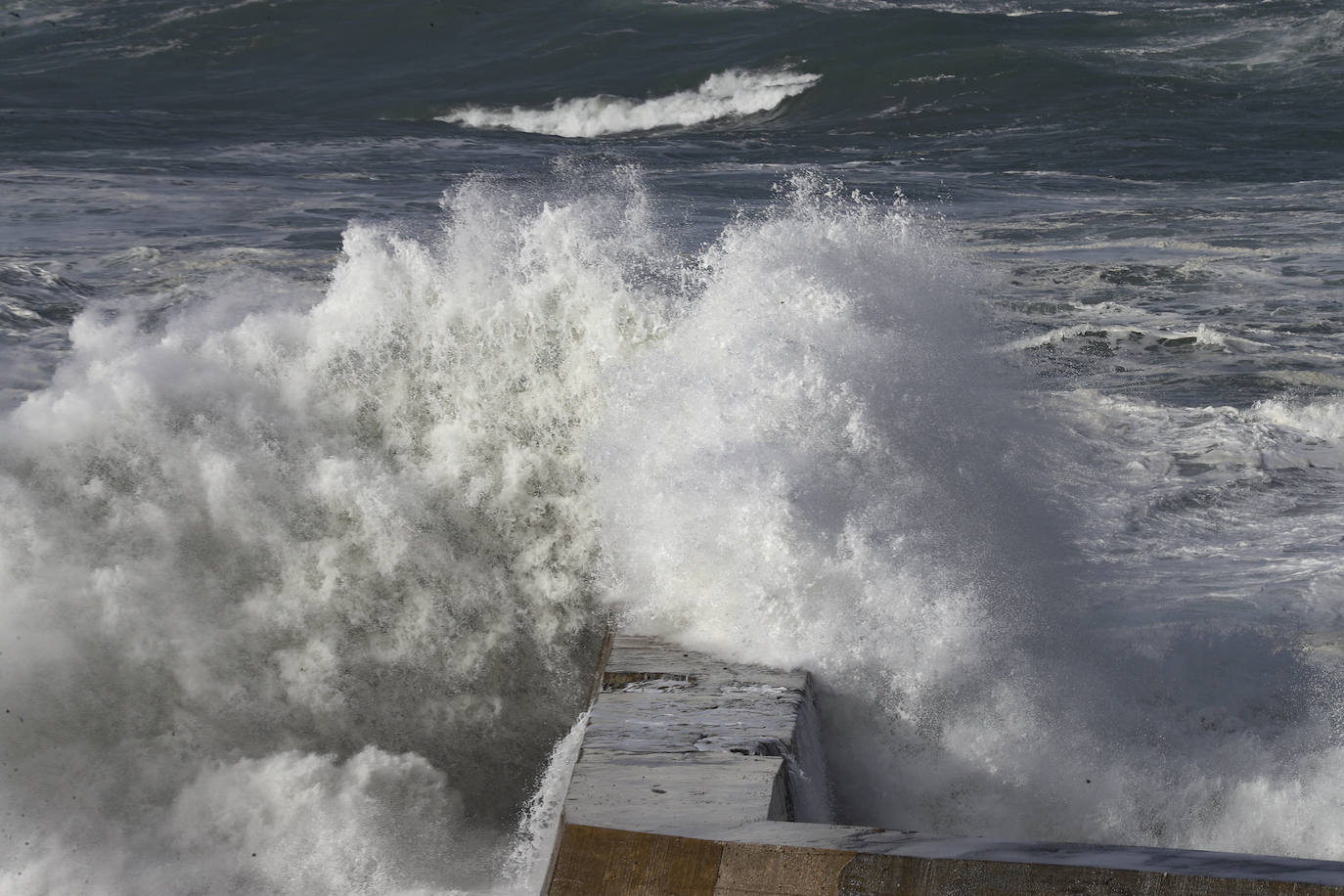El faro de acceso al puerto de Viavélez se viene abajo por el temporal