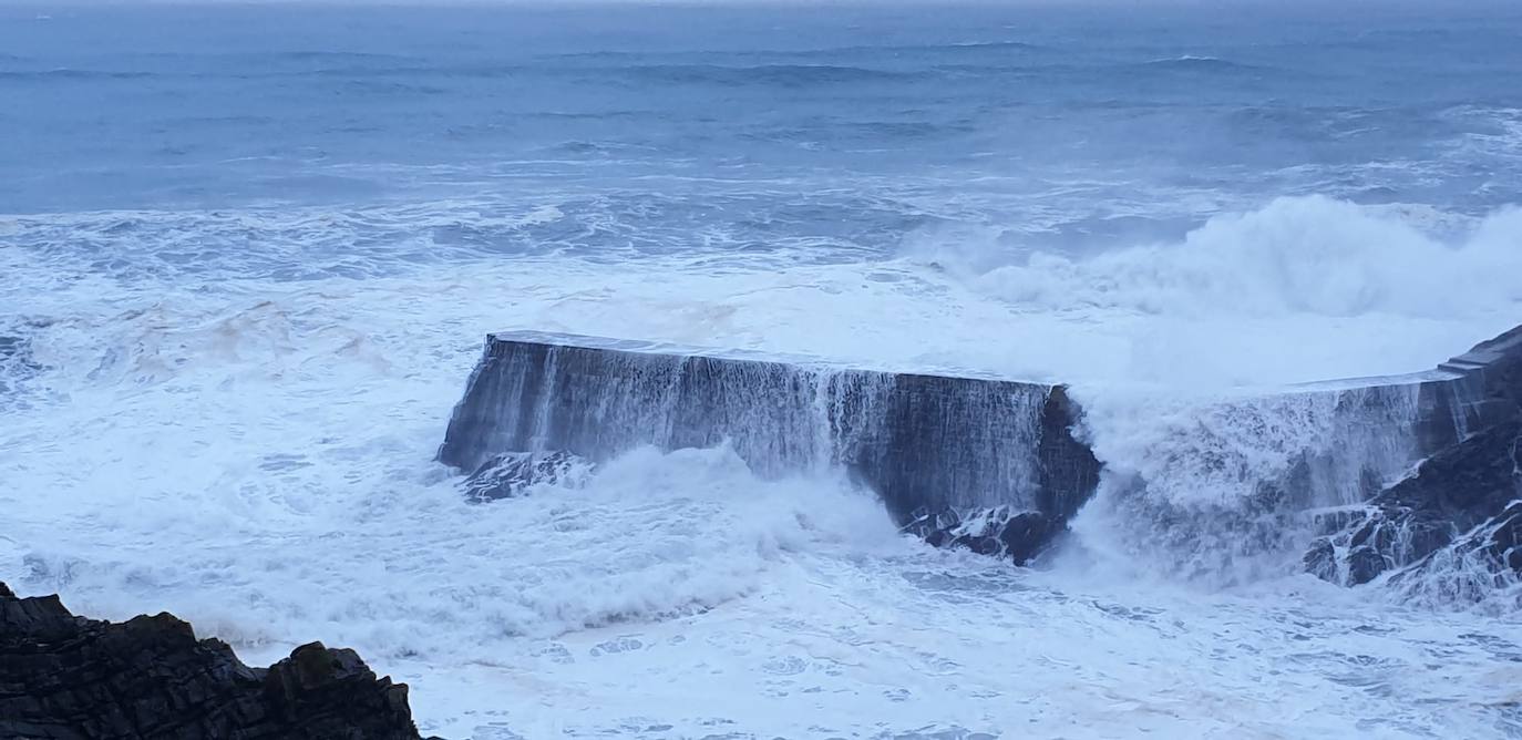 El fuerte oleaje derriba parte del espigón y el faro de acceso al puerto de Viavélez