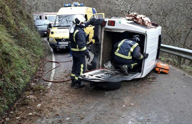 Dos heridos al volcar su coche en la Vega de Sebarga