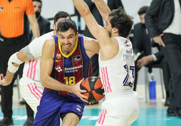 Llull tries to close a penetration to the basket by Oriolá. 