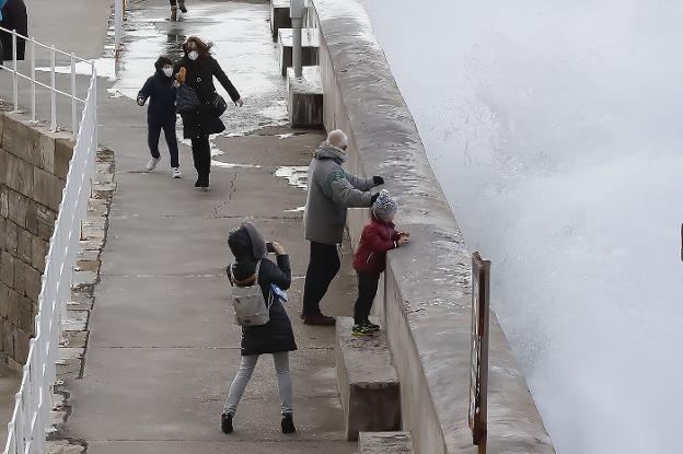 El temporal 'Bella' castiga Asturias con vientos de 125 kilómetros y olas de 10 metros