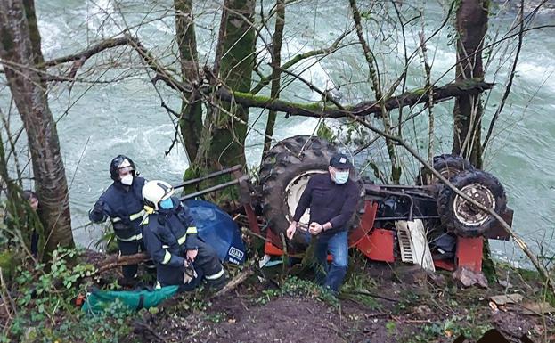 Herido al salir despedido tras volcar su tractor en Amieva