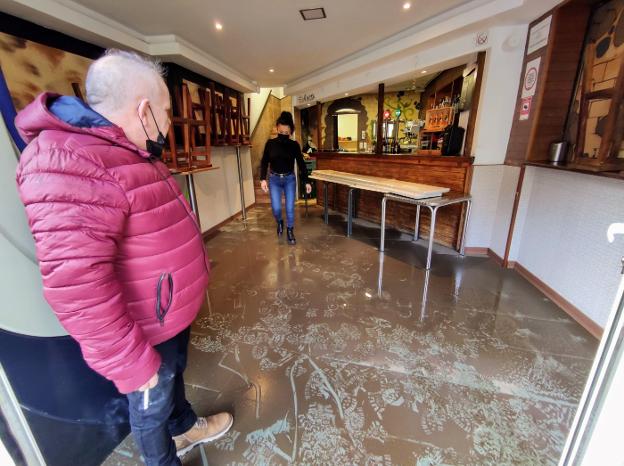 «La lluvia nos ha inundado el bar; es algo terrible tras un año tan difícil»