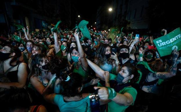 Argentina legaliza el aborto hasta las 14 semanas de embarazo