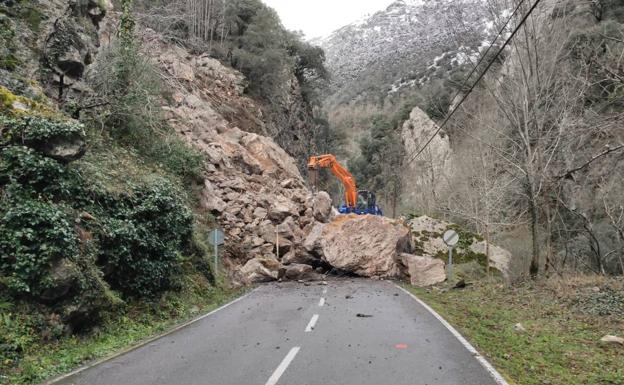 El Principado habilitará un paso para vehículos de emergencia en el argayo de Somiedo