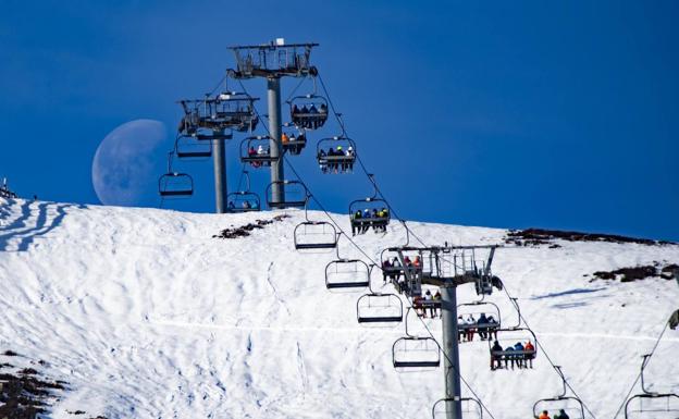 Las estaciones de esquí de Pajares y Fuentes de Invierno abrirán el lunes