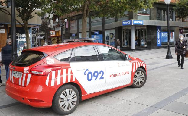 La Policía de Gijón denuncia a 27 personas por incumplir medidas contra la covid