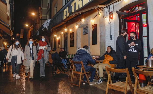 Los brindis de Nochevieja se adelantaron en Gijón: «A la una de la tarde salimos y aún no entramos»