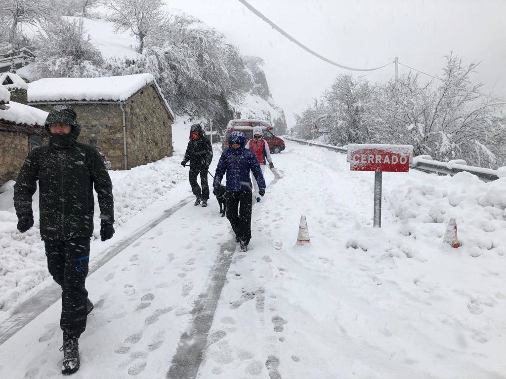 Asturias comienza el año bajo la nieve