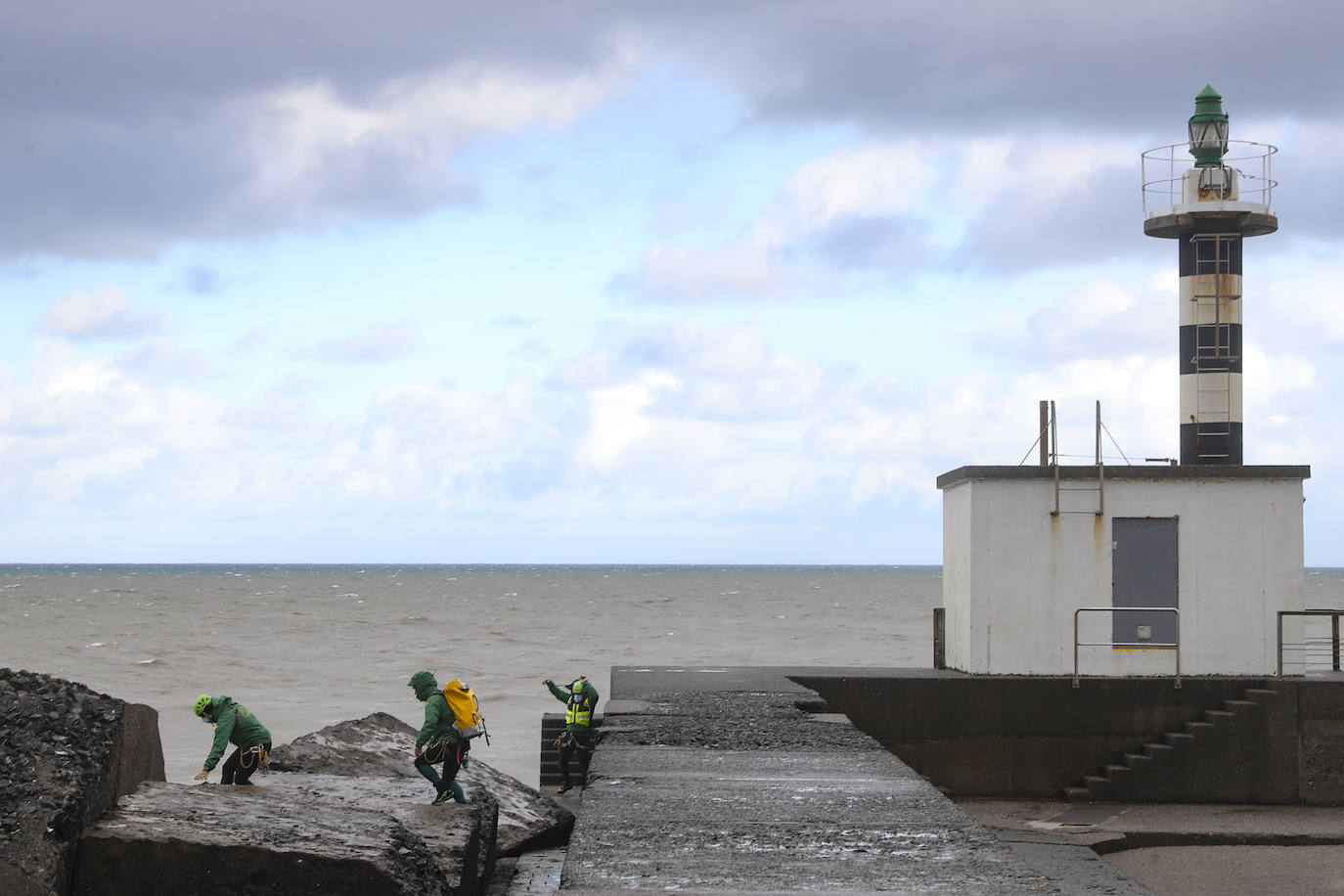 Incansable búsqueda de Manuel Vega, desaparecido en Muros del Nalón