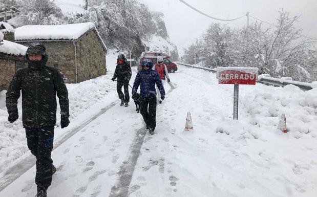 La nieve cierra cuatro puertos e impide el paso de camiones por Pajares