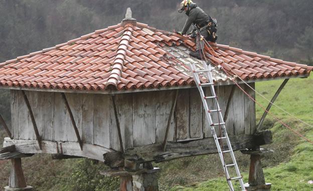 El rescate del hórreo del campo de La Garita comienza por el tejado