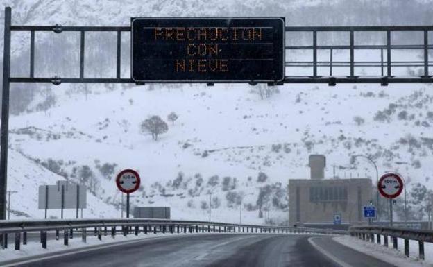 La nieve corta la Autopista del Huerna para camiones y obliga a circular a 60 kilómetros por hora