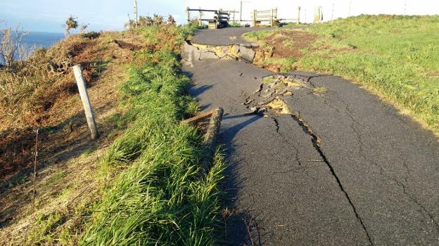 Un argayo secciona la senda costera a la altura de Arnao