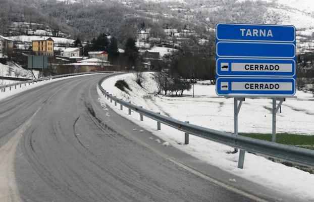 Rescatan a dos jóvenes atrapados en el puerto de Tarna «por hacer el indio»