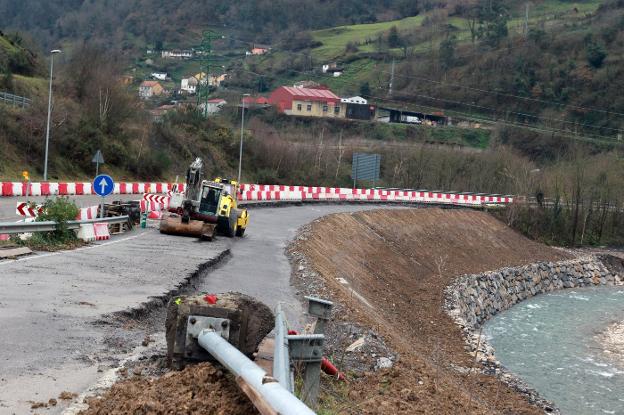 Concluye el refuerzo del talud en el tramo del corredor del Aller afectado por un argayo