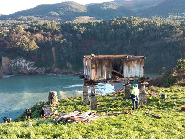 El desmontaje del hórreo del campo de La Garita, en Cadavedo, encara su recta final