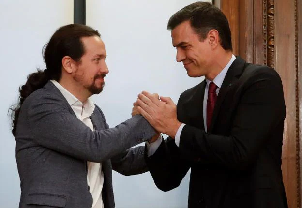 Sánchez e Iglesias sellan su acuerdo programático para el Gobierno de coalición. / EFE