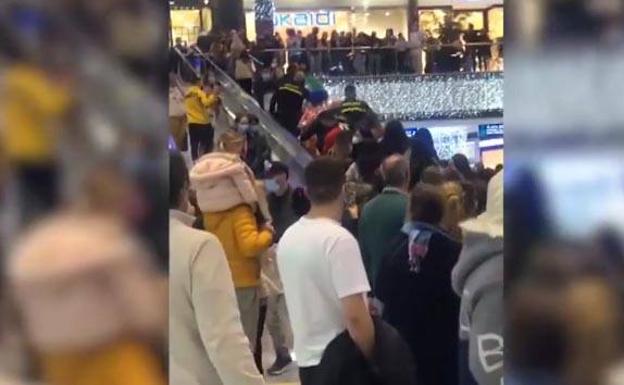 Un centro comercial, desalojado ante la avalancha de gente que acudió para ver a Kiko Rivera y Omar Montes