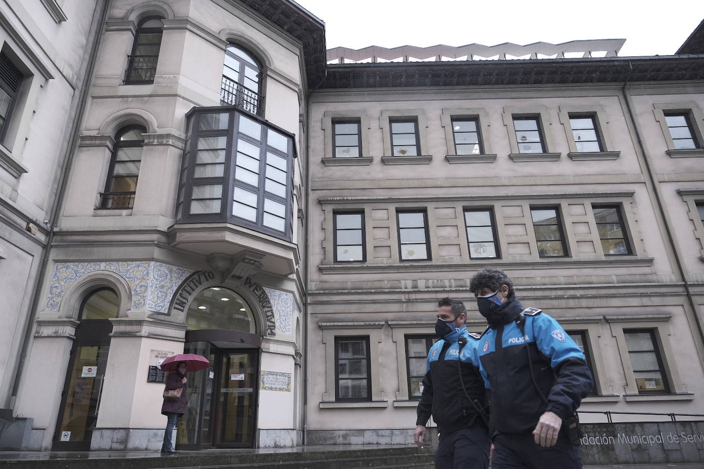 Detenido por romper una treintena de ventanas en la Gota de Leche, Gijón