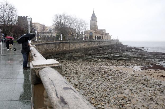 Los fuertes aguaceros anegan el parque fluvial y arrastran la arena de San Lorenzo