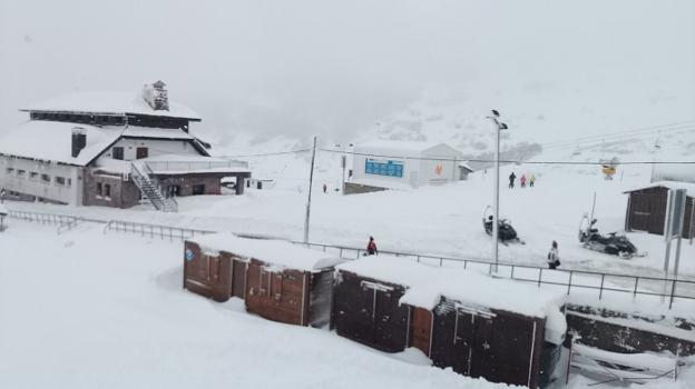 Pajares estrena la temporada de esquí con 24 kilómetros y Fuentes retrasa su apertura