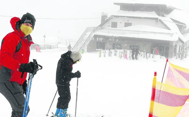La incertidumbre en la temporada de esquí baja la venta de abonos a solo 400