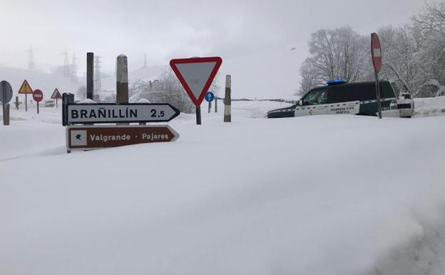 La nieve mantiene cerrados once puertos en Asturias y corta el paso de camiones por Pajares