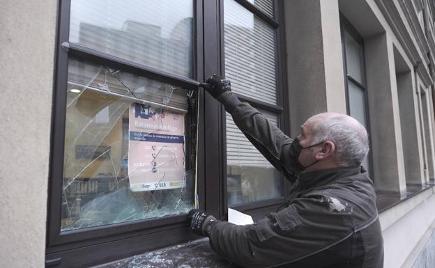 Detienen en Gijón a un hombre que rompió 30 ventanas de la Gota de Leche y accedió al inmueble