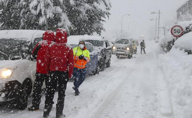 Una nevadona sorprende a los equipos de rescate en San Isidro: «No podemos ni pasar de Cuevas»