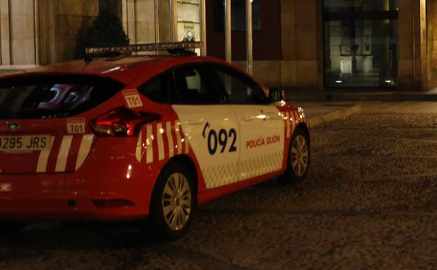 Denuncian a 62 personas por participar en una fiesta ilegal en Gijón