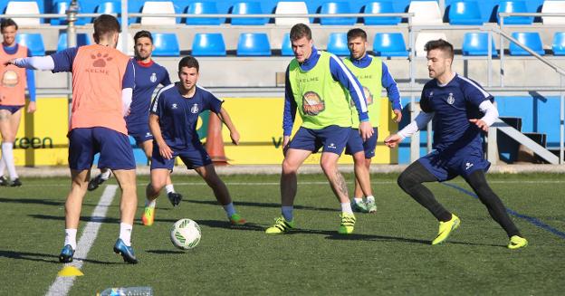 El Avilés-Ceares se reanudará mañana a puerta cerrada en el sintético de Miranda