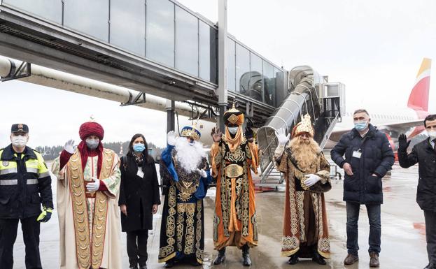 Los Reyes Magos aterrizan en el aeropuerto