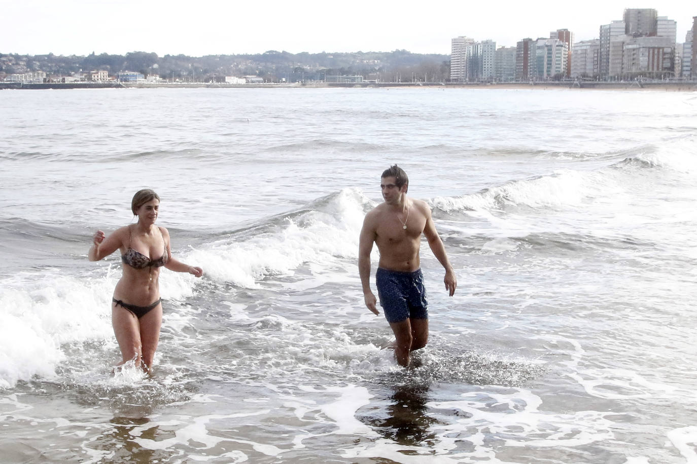 Los más valientes celebran el Día de Reyes con un baño en San Lorenzo