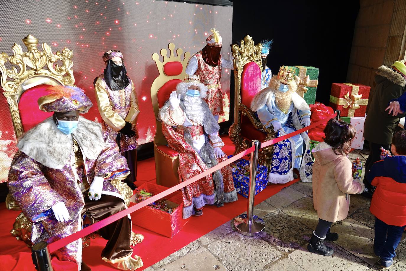 Así ha sido la visita de los Reyes Magos en el oriente asturiano