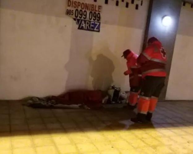 La falta de locales de acogida obliga a atender a los sin techo en plena calle durante la ola de frío