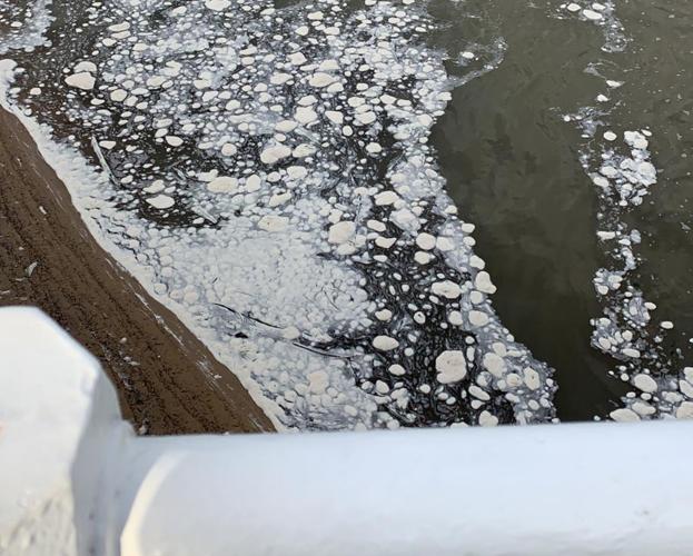 El Piles lleva espuma a la playa tras una semana lluviosa con 115 litros por metro cuadrado